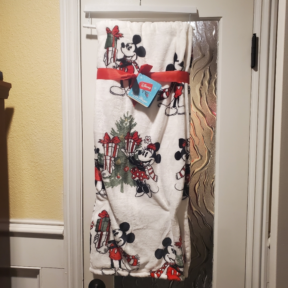 2023 Micky and Minnie Holiday Throw